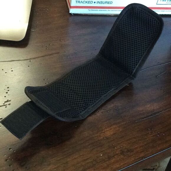 Magnetic Wristband Holds screws, nails, scissors. Ideal for woodworking handyman - Picture 5 of 11